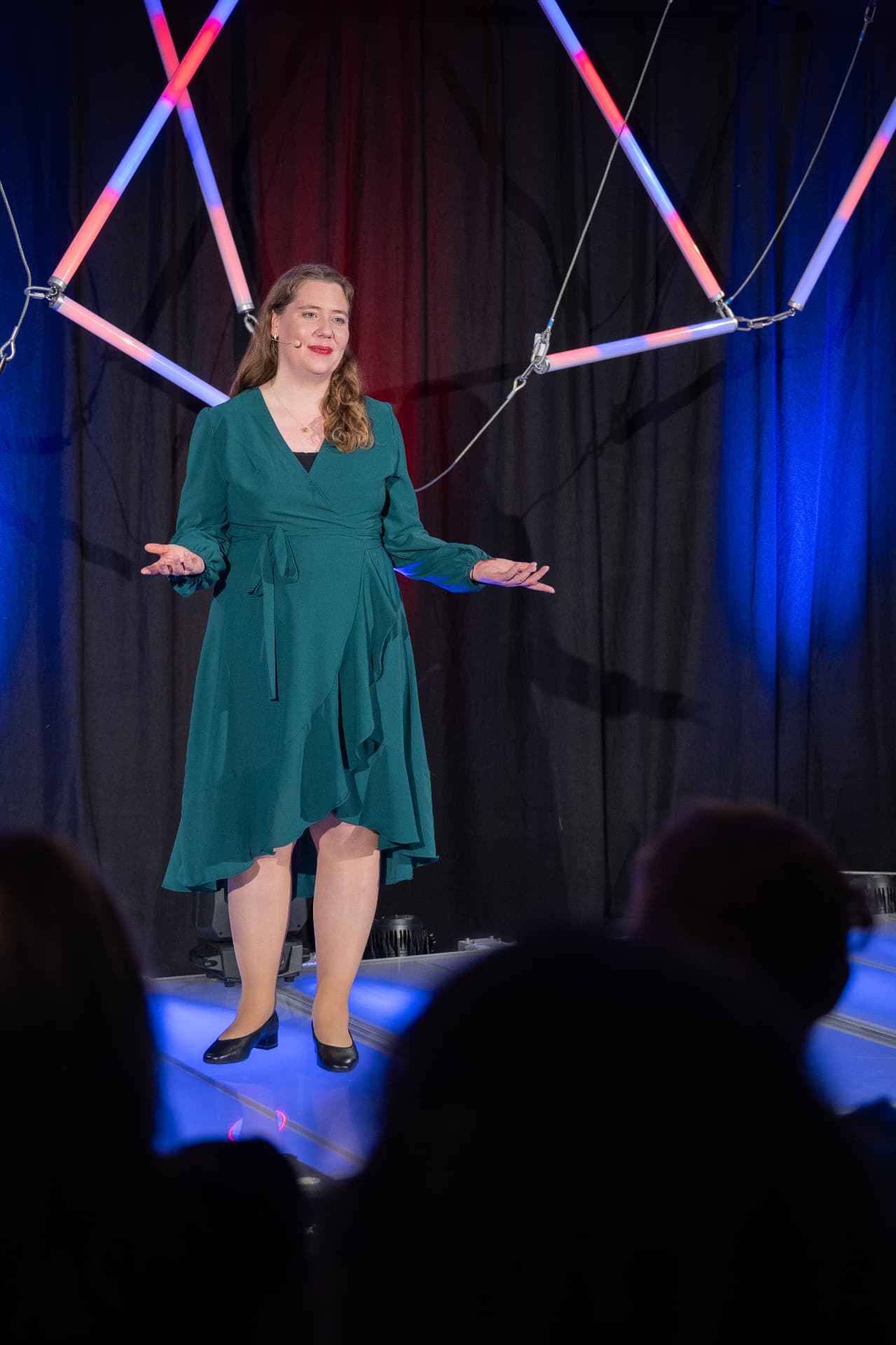 Ariane Krahl auf einer Konferenzbühne im Lichtdesign